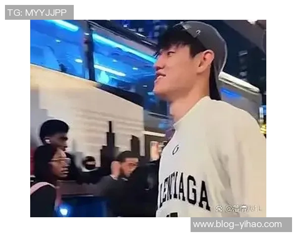 蔡老板昨晚与曾凡博击掌鼓励并嘱咐教练多给予他上场机会 蔡老板昨晚与曾凡博击掌鼓励并嘱咐教练多给予他上场机会