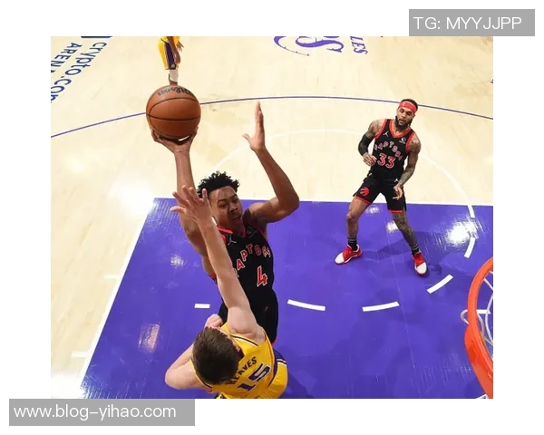 特伦特上篮受伤左小腿被搀扶回更衣室球迷心痛不已